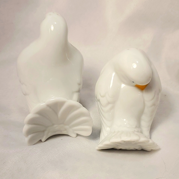 Christmas Doves Poinsettia Vintage Avon 1993 Salt and Pepper Shakers - Picture 2 of 3